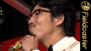 髭が似合いすぎる…！賀来賢人、カーネル・サンダースに扮してハンバーガーを頬張る！