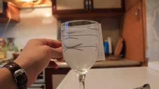 Оптическая иллюзия со стаканом воды.