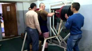 Присед до 90º - 280 кг на 3 раза.