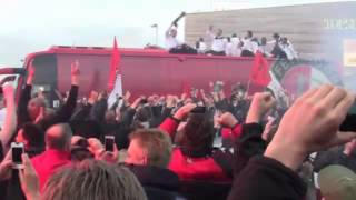 Aankomst spelersbus Feyenoord na behalen Champions League