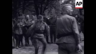 Русский солдат танцует современный брейк данс в мае 1945 года