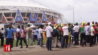 Ambiance autour du stade et match en direct