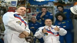 Soyuz MS-22 hatch opening