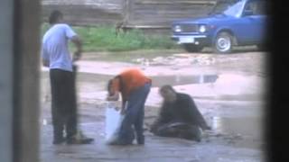 Пьяный в луже чуть не потерял штаны)