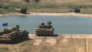 На полигоне Прудбой танкисты показали мастер-класс по преодолению водной преграды