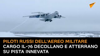 Piloti russi dell'aereo militare cargo Il-76 decollano e atterrano su pista innevata