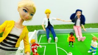 Маринет и Эдриан смотрят футбол - Мультики с куклами