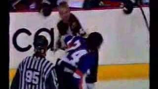 Josh Gratton vs Colton Orr(hockeyfight)