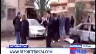 Ciudadano libio muestra los destrozos causados por los bombardeos en Bengasi