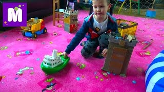 Едем в торгово развлекательный центр покупаем игрушки играем на площадке