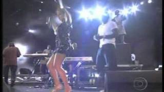 CLAUDIA LEITE E AKON