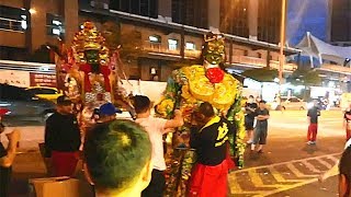 千里眼將軍踩空跌倒仆街，眾人即刻救援