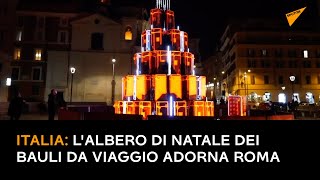 Italia: l'albero di Natale dei bauli da viaggio adorna Roma