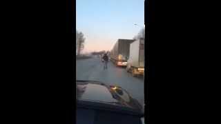 Хочет ссать в пробке