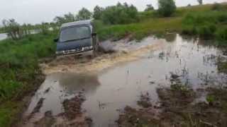 Mazda Bongo Friendee по грязи.