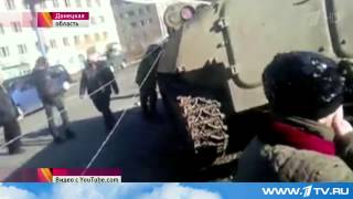 В деревне Константиновка на Украине бронемашина наехала на девочку, ребенок погиб.