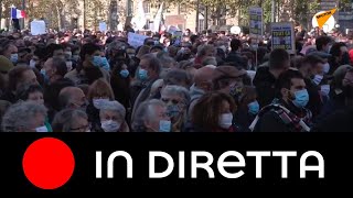 Parigi: le persone piangono l’insegnante ucciso nell’attacco terroristico