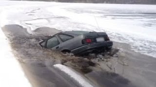 Bilen sjunker genom isen