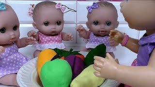 Кукла Baby Alive кормит пупсиков овощами и фруктами из Play Doh. Baby Doll открывают сюрпризы.