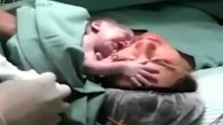 Bebé recién nacido no permite que lo separen de su madre