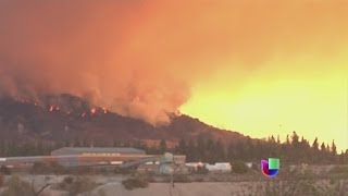 Vientos de Santa Ana refuerzan incendios en California -- Noticiero Univisión