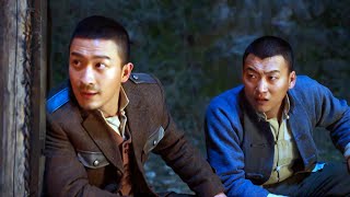共軍夜襲土匪據點，功夫小子妙計齊出，用火把和鞭炮把土匪生生嚇得投降！