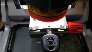 Toyota cut key/Изготовление ключа Toyota на станке Condor XC-Mini