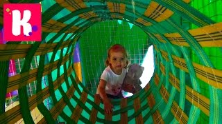 Играем в детском лабиринте с осликом и кошечкой