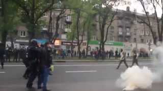 28.04.14 Донецк Взрыв газовой гранаты
