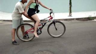 Tamarah Indaiatuba Aprendendo a andar de bicicleta- AAAAAhhh eu vo caiii