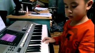 Bé 5 tuổi chơi đàn organ bài 'Happy New Year'