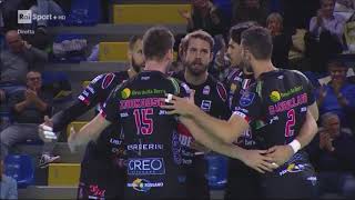 Super Kovar vola in tribuna a difendere il pallone e poi mura!