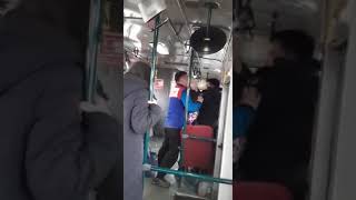 В Уральск е кондуктор автобуса избивает  пассажира, имеет ли право