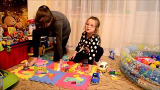 Девочки играют в игру Lego duplo
