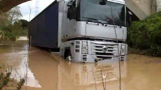 RESCATE CAMION ATRAPADO POR SUBIDA DE RIO