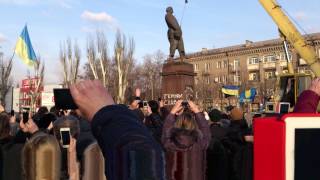 Снос ленина в Днепродзержинске (22.02.2014)