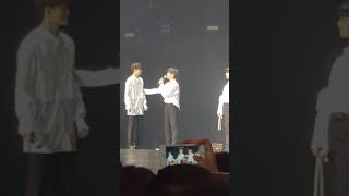 180804 WANNA ONE: ONE THE WORLD IN Bangkok - Daehwi and Ong eat "Thai fried crab in yellow curry "