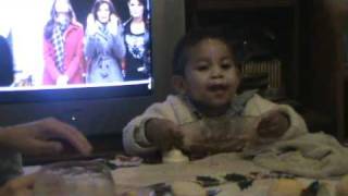 Maykel comiendo fideos