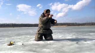 Ловля плотвы и красноперки зимой на "безмотылку".