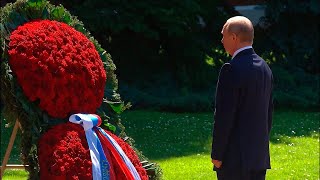 Президент РФ Владимир Путин возложил венок к Могиле Неизвестного Солдата