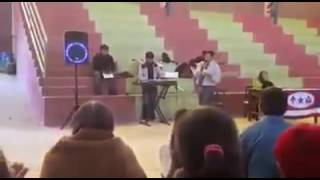 Javier pollito cantando para Dios