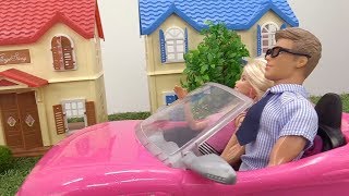 Видео для девочек. Кукла Барби торопится в магазин.