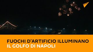 Fuochi d'artificio di Capodanno illuminano il Golfo di Napoli