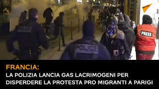 Francia: la polizia lancia gas lacrimogeni per disperdere la protesta pro migranti a Parigi