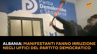 #Albania: manifestanti fanno irruzione negli uffici del Partito Democratico
