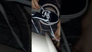 Как зашнуровать Vans с надписью "sos"?