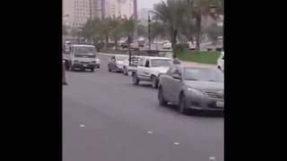 مواطن سعودي كداد يحتج على المرور ويخلع ملابسه في شارع الستين مكه