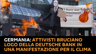 #Germania: attivisti bruciano logo della Deutsche Bank in una manifestazione per il #clima
