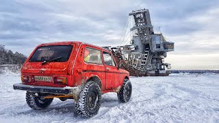 Наконец-то снег! Едем по зимнему лесу к шагающему экскаватору.