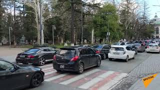 Автовладельцы в Кутаиси выразили протест против роста цен на бензин - видео